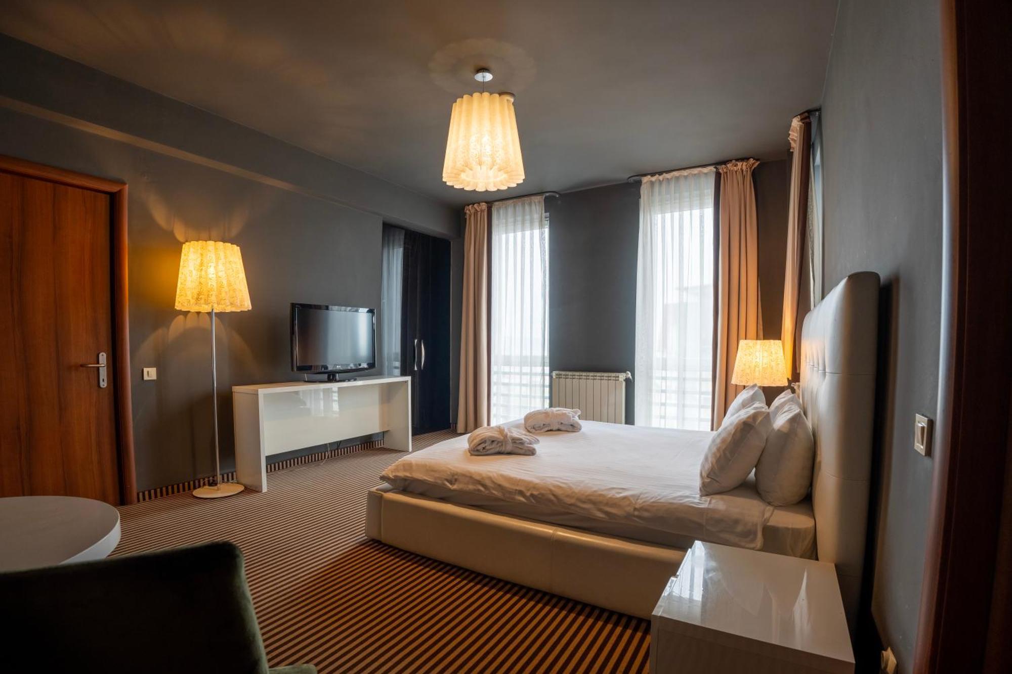 Alex&George Boutique Hotel Cluj-Napoca Ngoại thất bức ảnh