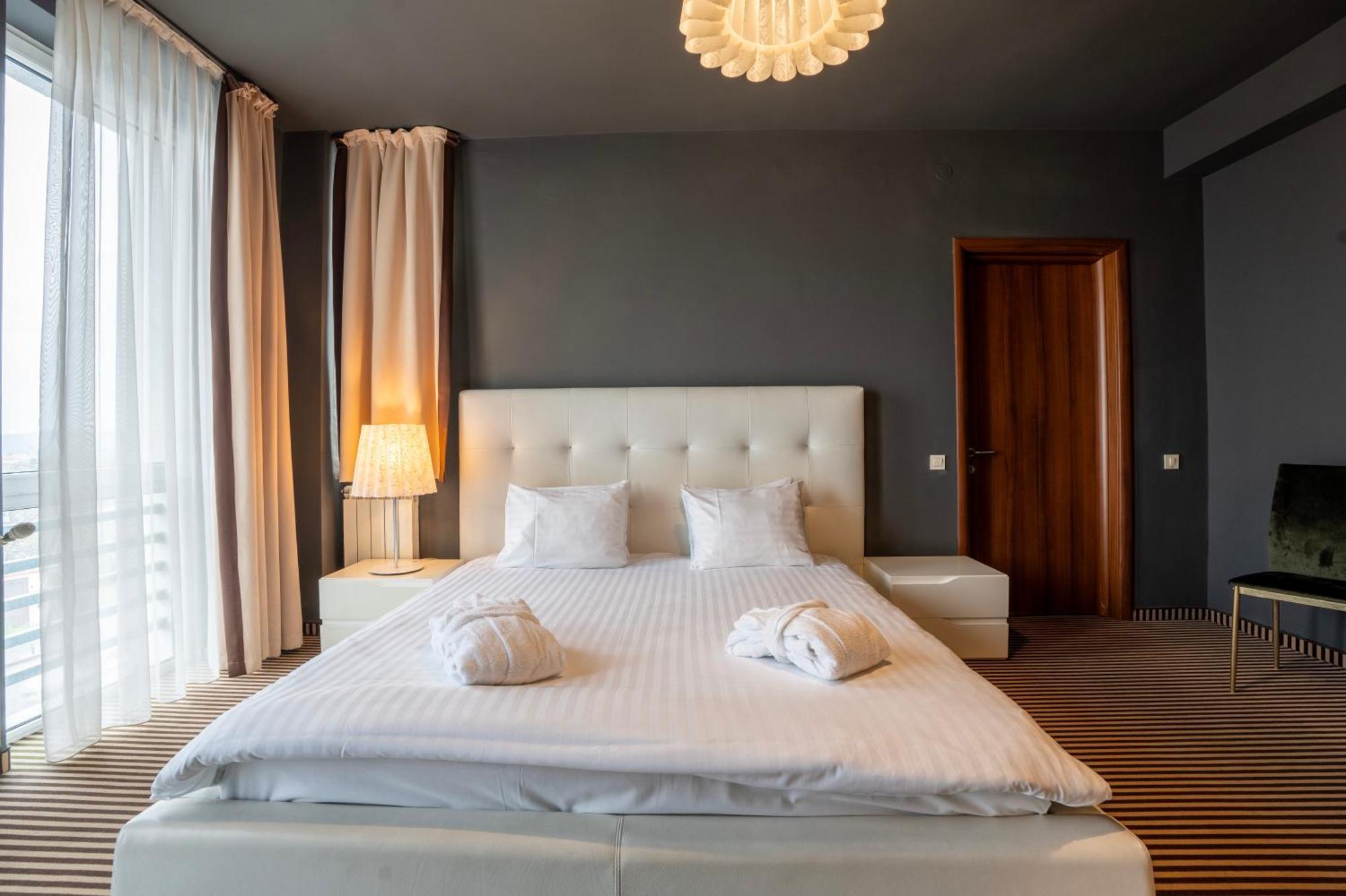 Alex&George Boutique Hotel Cluj-Napoca Ngoại thất bức ảnh